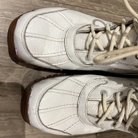 Uggs white winter boots size 8 (women’s) - Picture 1 of 9